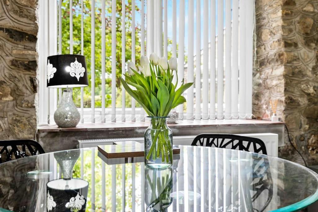 Beautiful Renovated Former Coach House Лландейло Экстерьер фото