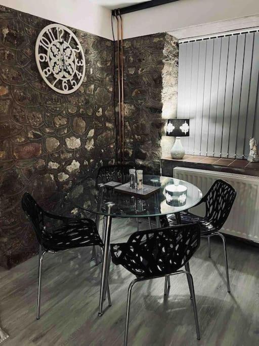 Beautiful Renovated Former Coach House Лландейло Экстерьер фото