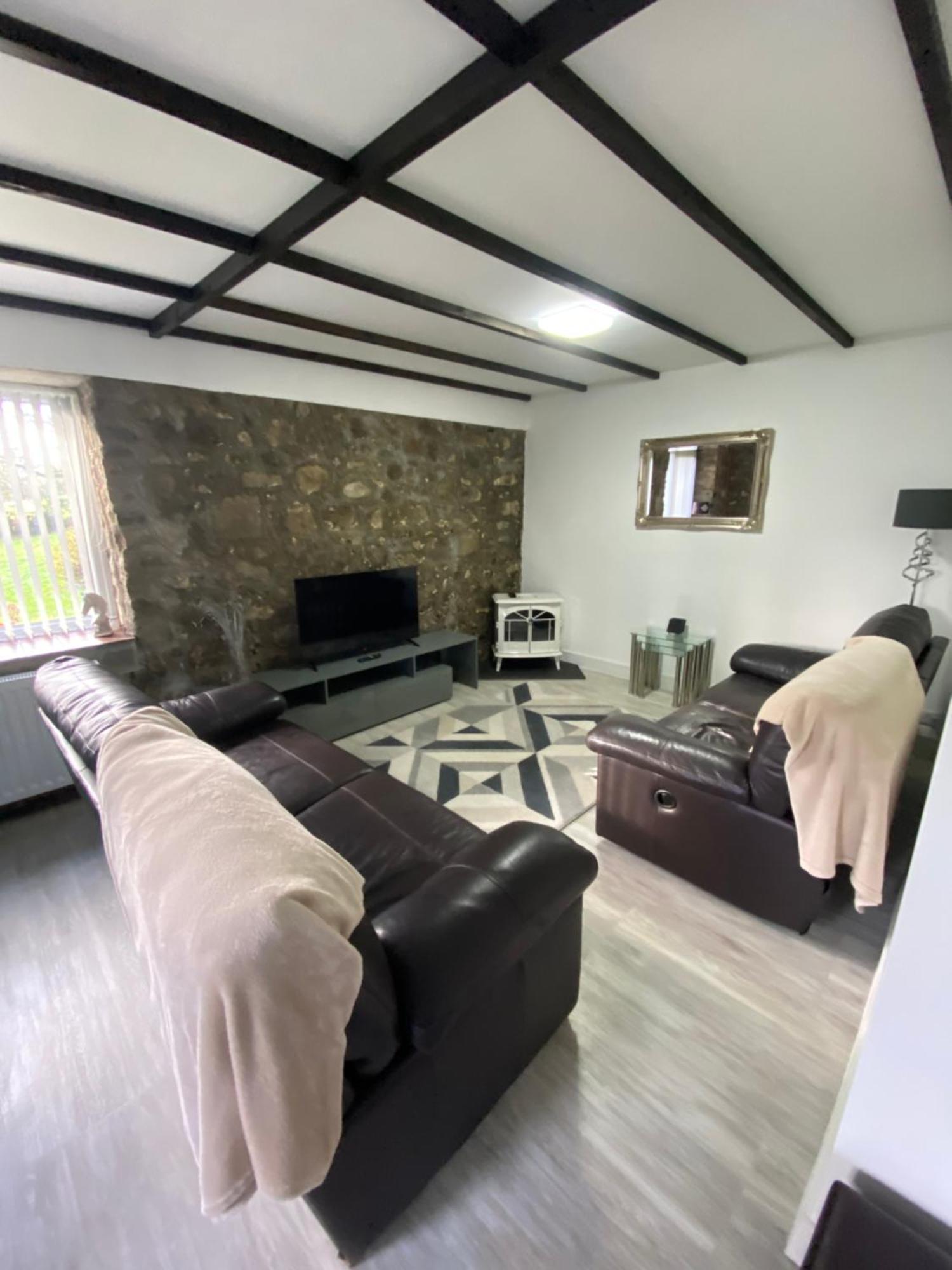 Beautiful Renovated Former Coach House Лландейло Экстерьер фото